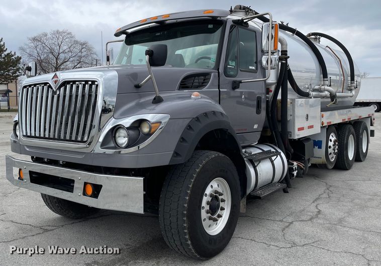 2016 International 7600  vacuum truck - LJ9593