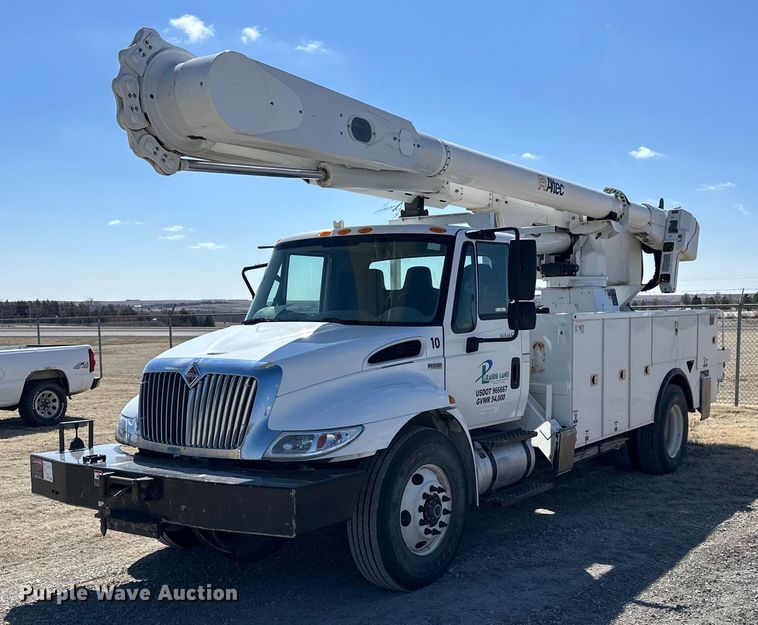 2014 International DuraStar 4300  bucket truck - LN9380