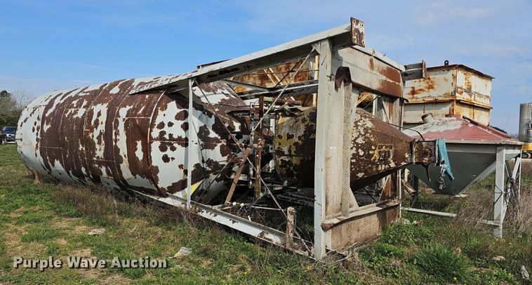 Stephen's Manufacturing Co.  concrete silo - MB9952
