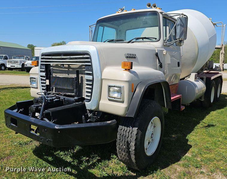 1995 Ford LT8000  ready mix truck - MB9975