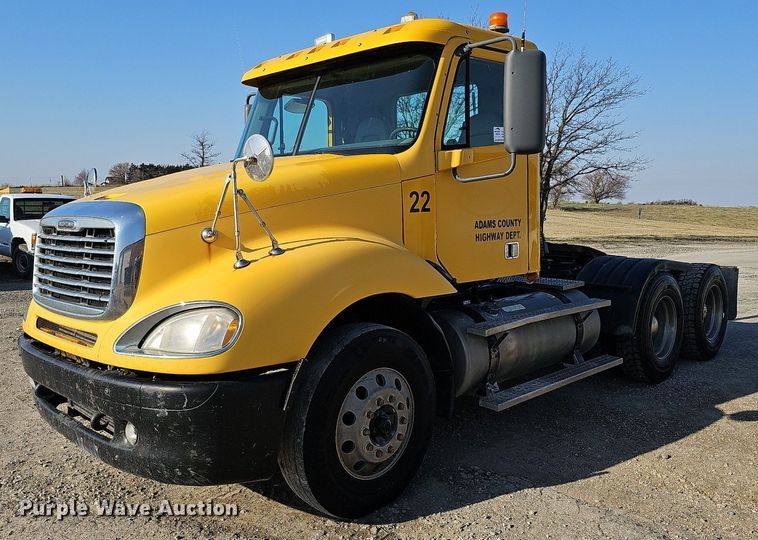2007 Freightliner Columbia 120  semi truck - DO4286