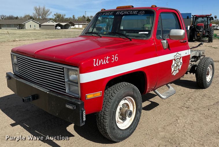 1984 Chevrolet K30  pickup truck cab and chassis - KX9060