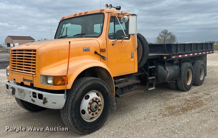 2000 International 4900  flatbed truck - LA9888