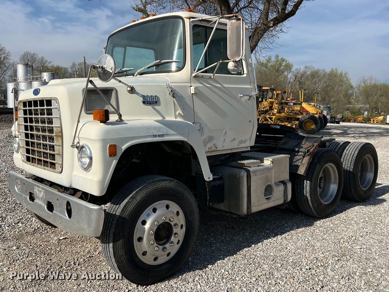 1985 Ford L9000  semi truck - LI9615