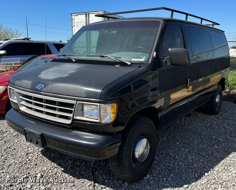 1995 Ford Club Wagon  van - LR9679