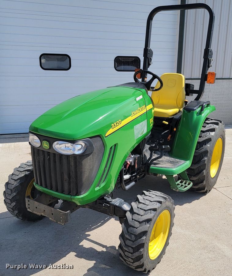 2006 John Deere 3320  MFWD tractor - LV9506