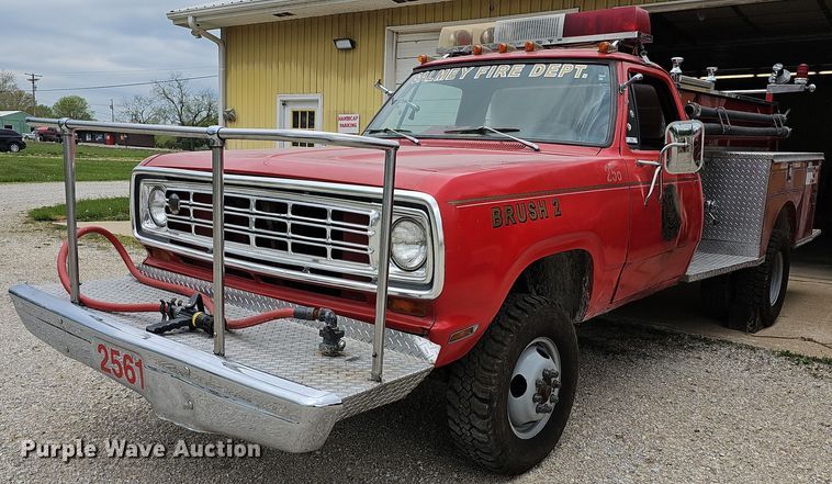 1975 Dodge  pumper fire truck - MB9989