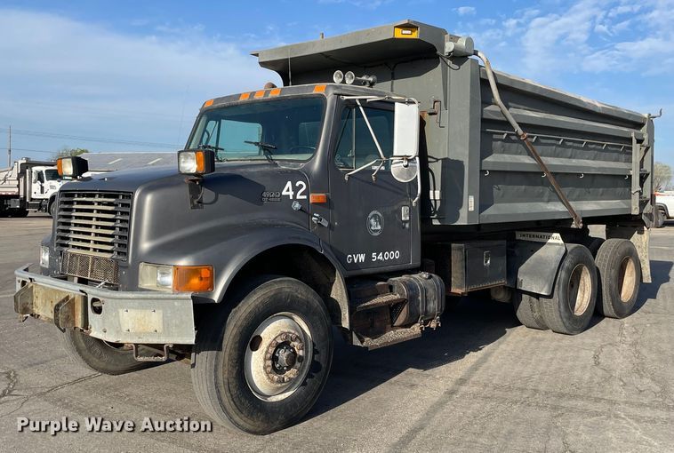 1998 International 4900  dump truck - MS9559