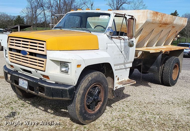 1982 Ford F800  applicator truck - DO3645