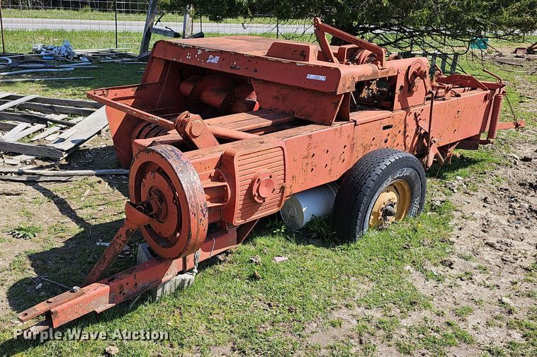 International 430  small square baler - MC9006