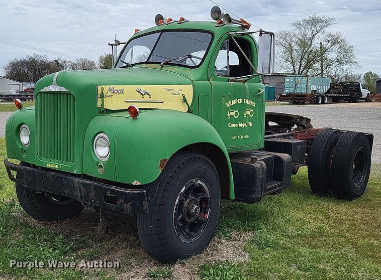 1965 Mack B67  truck cab and chassis - LR9215