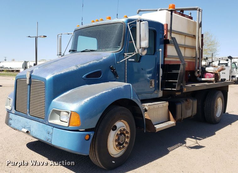 1995 Kenworth T300  flatbed truck with fluid mixing system - LT9693