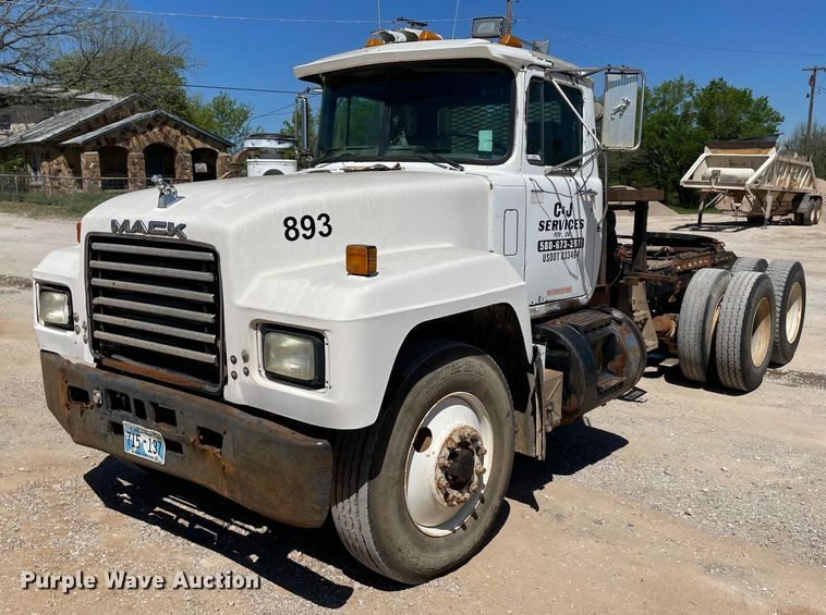 1991 Mack RD688S  winch truck - MM9482