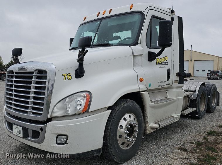 2015 Freightliner Cascadia Evolution  semi truck - DO4349