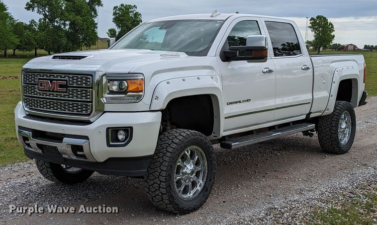 2019 GMC Sierra 2500HD Denali  Crew Cab pickup truck - DR6951