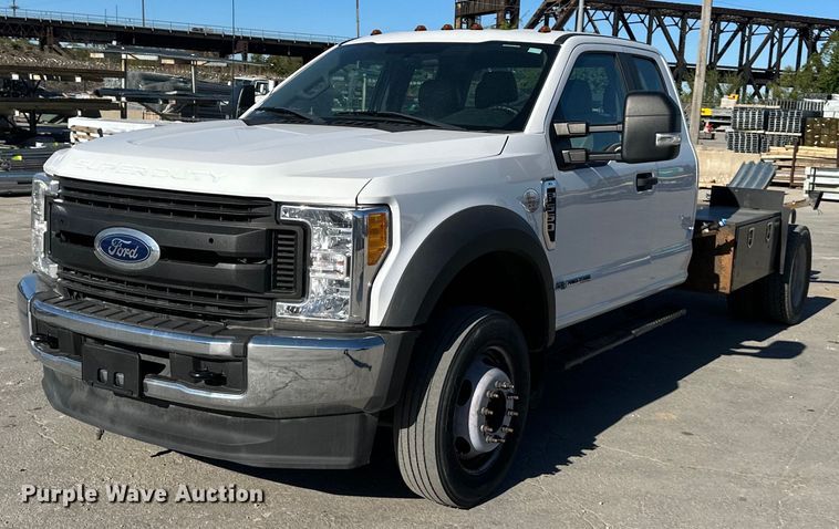 2017 Ford F550 Super Duty  SuperCab truck cab and chassis - LP9896