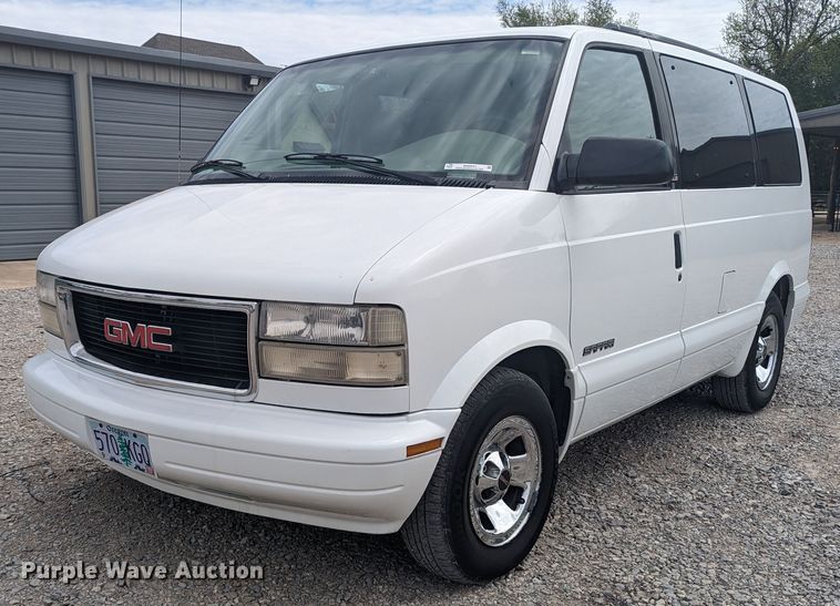 2001 GMC Safari  van - MN9941