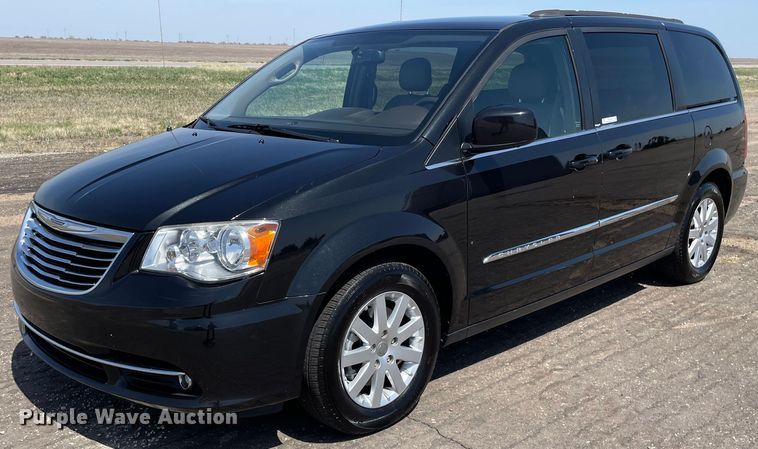 2014 Chrysler Town & Country  van - MS9558