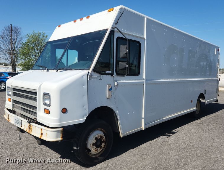 2002 Freightliner MT45  delivery van - MW9707
