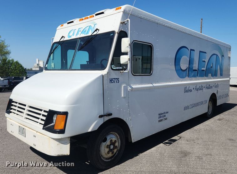 2000 Freightliner MT45  delivery van - MW9708
