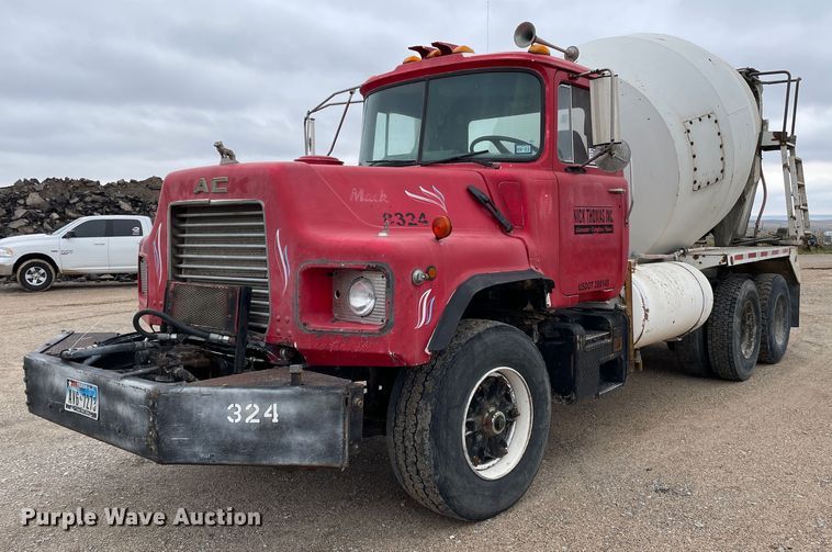 1991 Mack DM690S  ready mix truck - DN4589