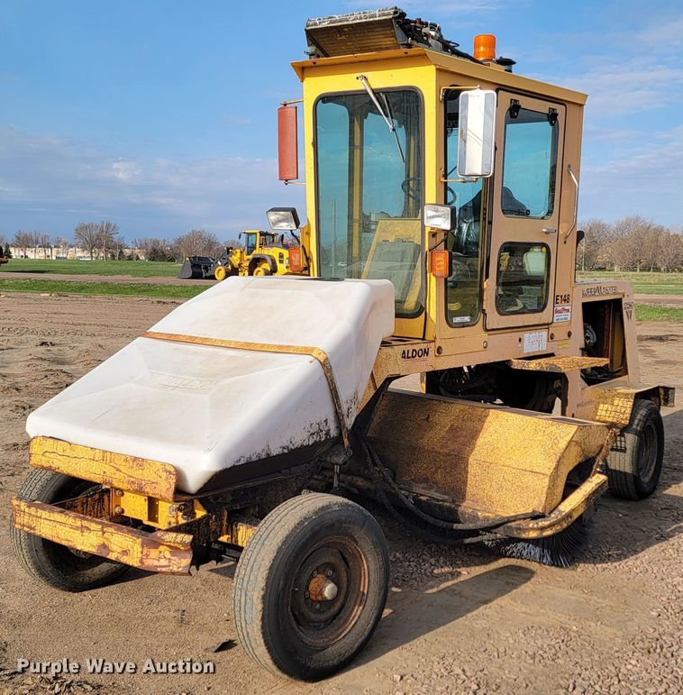 1997 Waldon Sweep Master 250  broom - ML9289