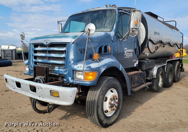1999  Sterling LT9501  oil distributor truck - ML9292