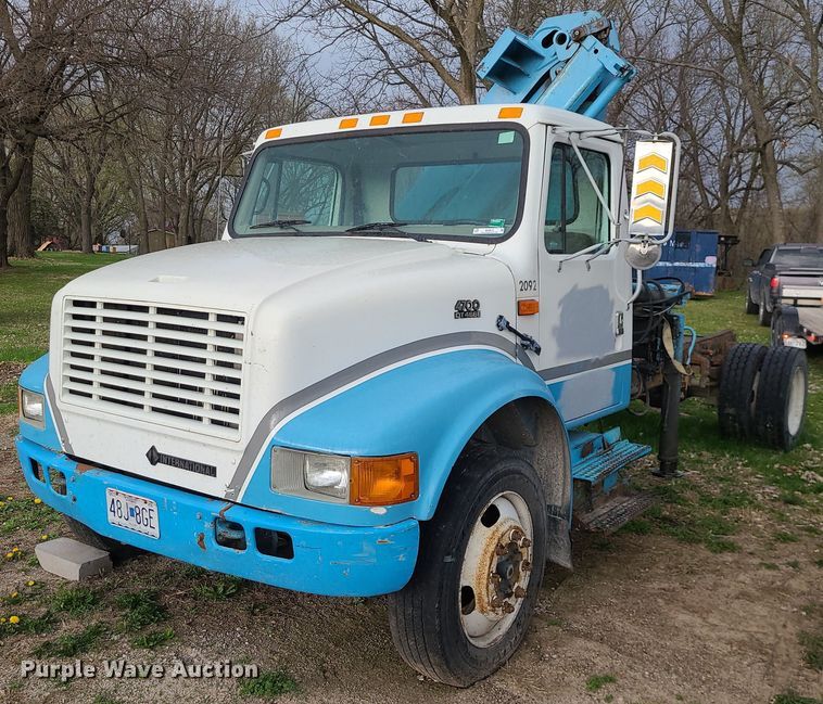 1999 International 4700  truck cab and chassis with crane - MX9616
