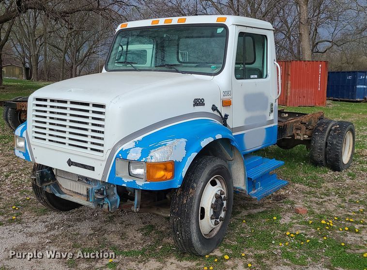 1999 International 4700  truck cab and chassis - MX9618