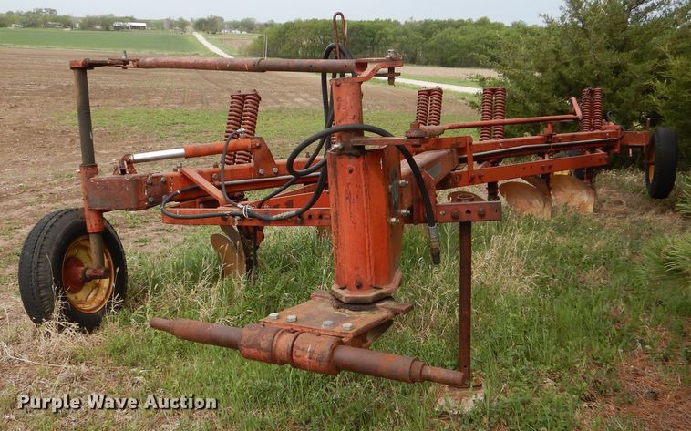 Massey Ferguson 880  six bottom plow - DK1903