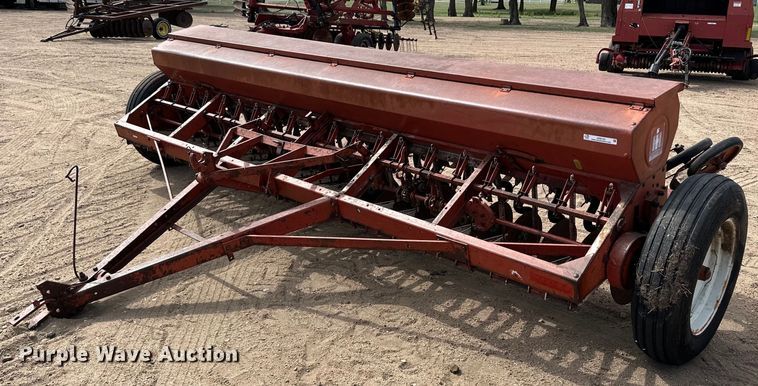 International Harvester  grain drill - JD9123