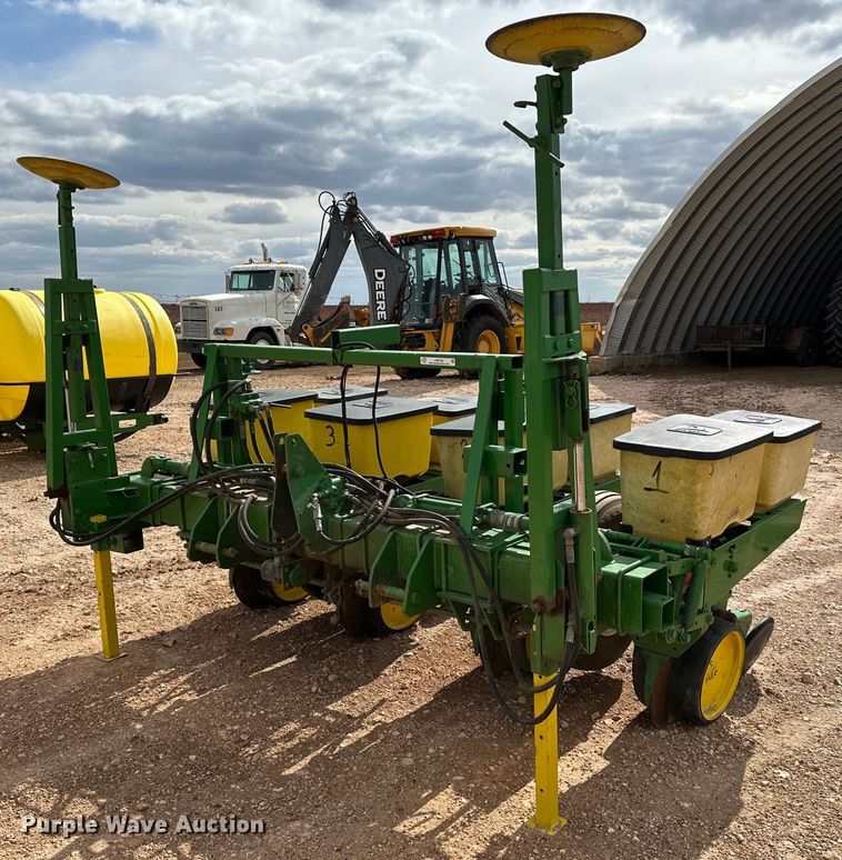 John Deere  no-till planter - LR9748
