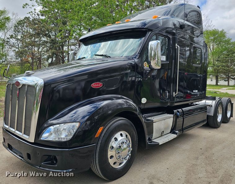 2012 Peterbilt 587  semi truck - DO4394