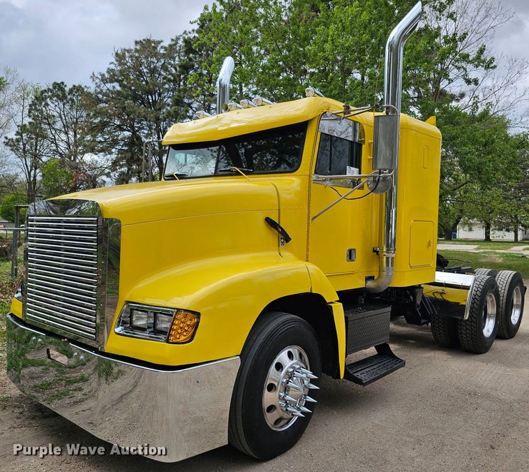1992 Freightliner FLD112  semi truck - DO4395