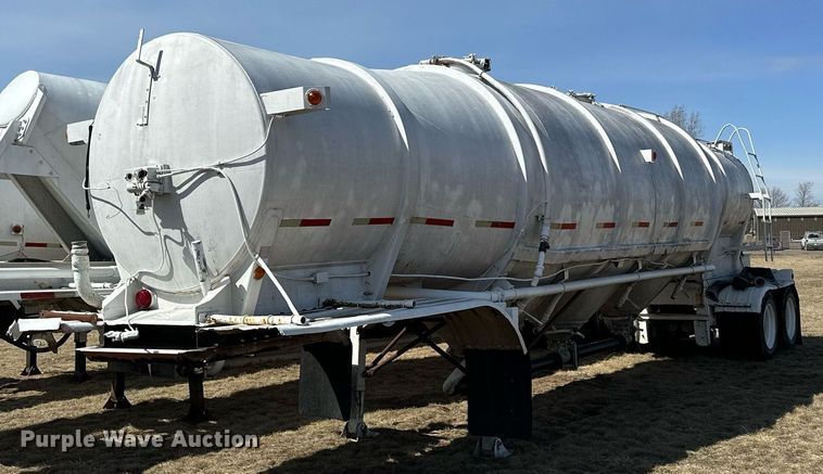 1966 Butler  pneumatic dry bulk trailer - DQ7310