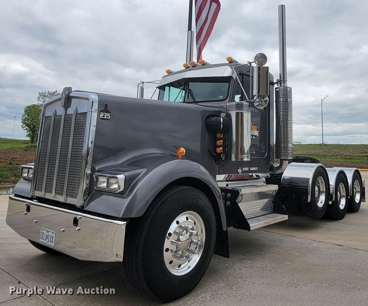 1993 Kenworth W900L  semi truck - HY9010