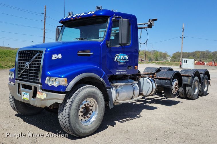 2006 Volvo VHD  truck cab and chassis - JO9097