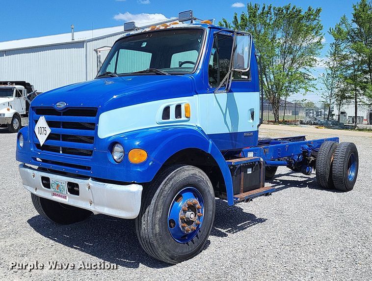 2000 Sterling L7500  truck cab and chassis - LR9228