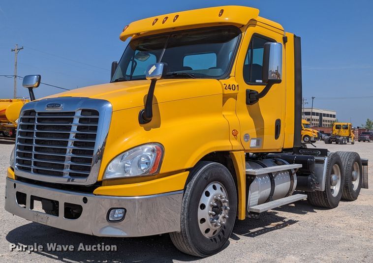 2018 Freightliner Cascadia 125  semi truck - MN9958