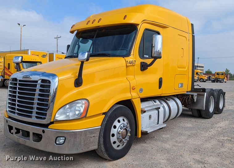 2018 Freightliner Cascadia 125  semi truck - MN9961