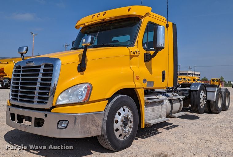 2018 Freightliner Cascadia 125  semi truck - MN9962