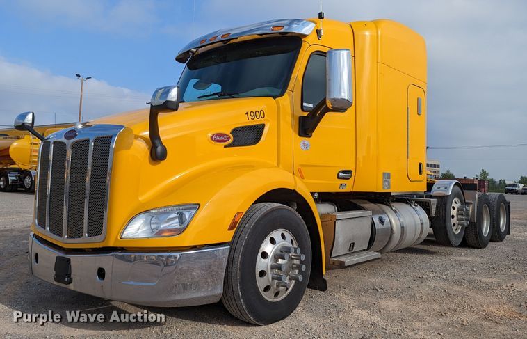 2019 Peterbilt 579  semi truck - MN9963