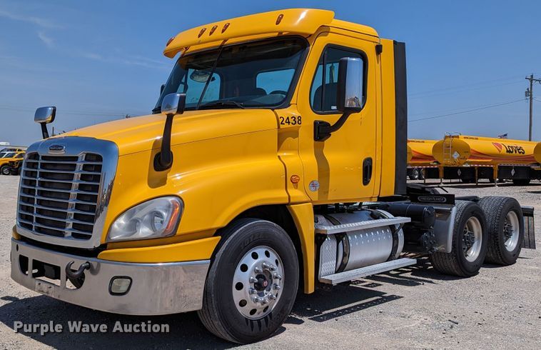 2018 Freightliner Cascadia 125  semi truck - MN9965