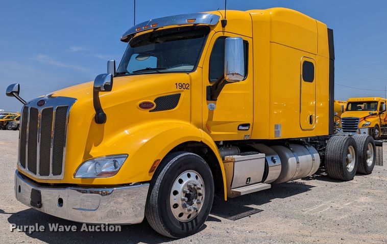 2019 Peterbilt 579  semi truck - MN9966