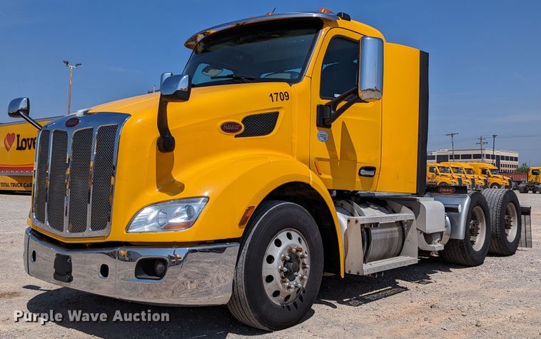 2017 Peterbilt 579  semi truck - MN9968