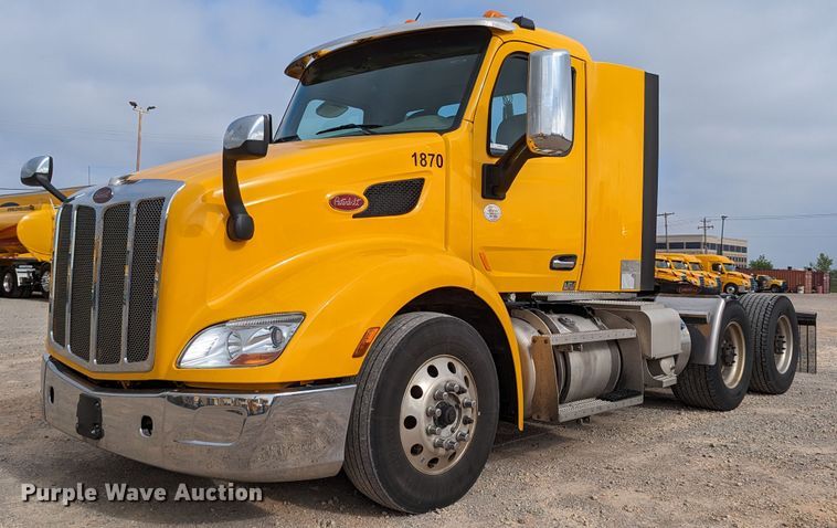 2019 Peterbilt 579  semi truck - MN9969