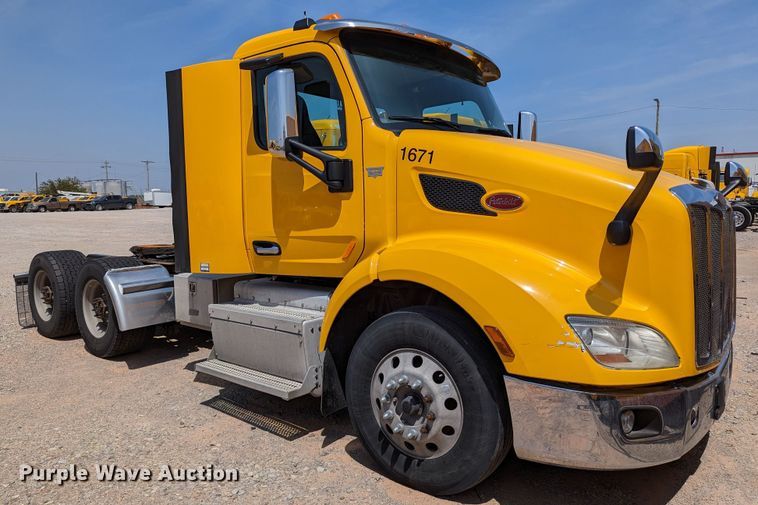 2016 Peterbilt 579  semi truck - MN9970