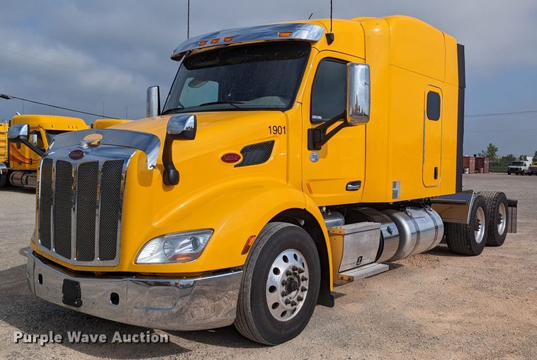 2019 Peterbilt 579  semi truck - MN9974