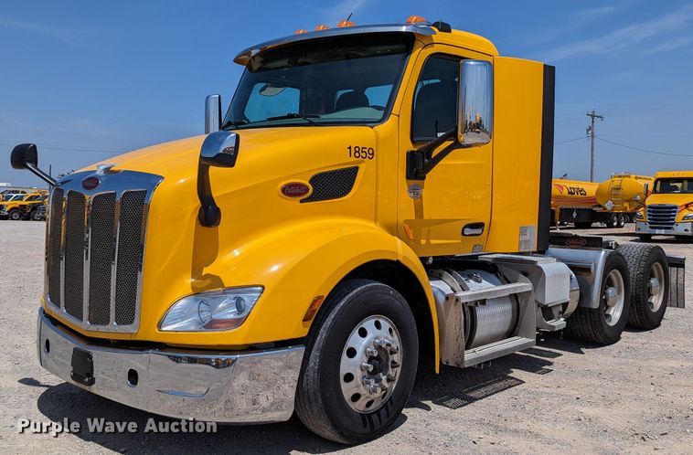 2019 Peterbilt 579  semi truck - MN9975