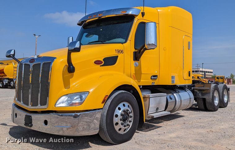 2019 Peterbilt 579  semi truck - MN9979